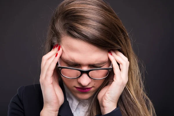 Donna d'affari infelice che soffre di forte mal di testa — Foto Stock
