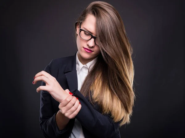 Jeune femme d'affaires tenant le poignet endolori dans sa main — Photo