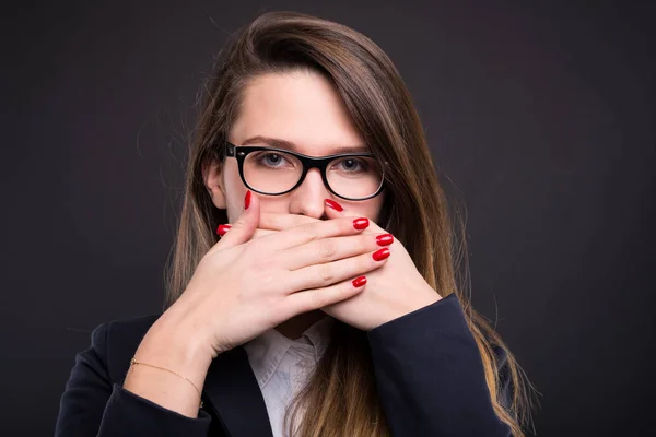 Managerin bedeckt ihren Mund mit Händen — Stockfoto