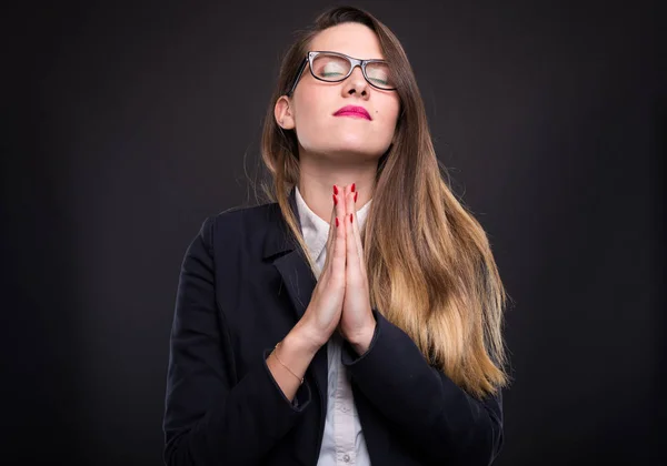Junge Frau legt im Gebet die Hände zusammen — Stockfoto