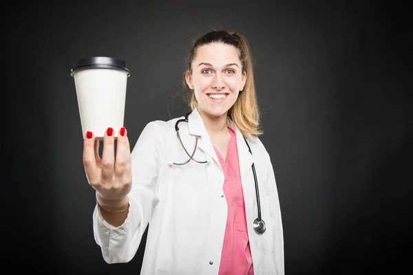 Atraktivní lékařka setí s sebou kávu, tvářili se šťastně — Stock fotografie