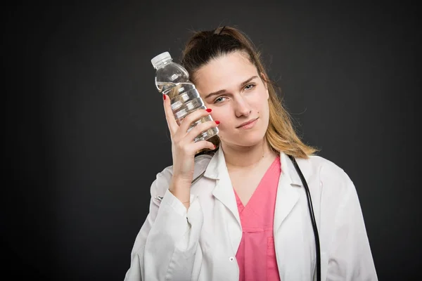 Nutricionista femenina que se enfría con una botella de agua — Foto de Stock