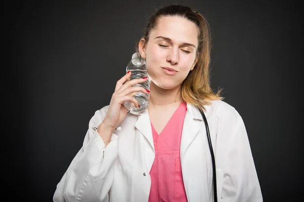 Nutricionista femenina que se enfría con una botella de agua — Foto de Stock