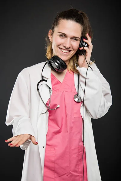 Atrakcyjna lekarka noszenia słuchawek zachowuje się jak prawdziwy Dj — Zdjęcie stockowe