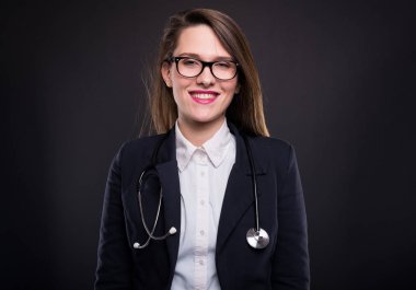 Stetoskop ile genç ve güzel kadın