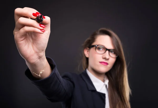 Geschäftsfrau schreibt etwas mit Filzstift — Stockfoto