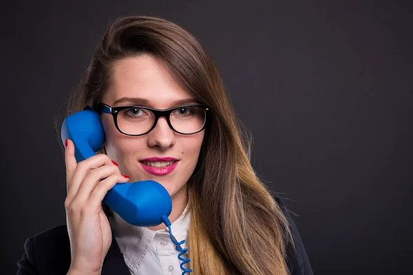 Retrato de una joven empresaria hablando por teléfono —  Fotos de Stock