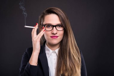 Bir duman brea alarak çekici kadın portresi