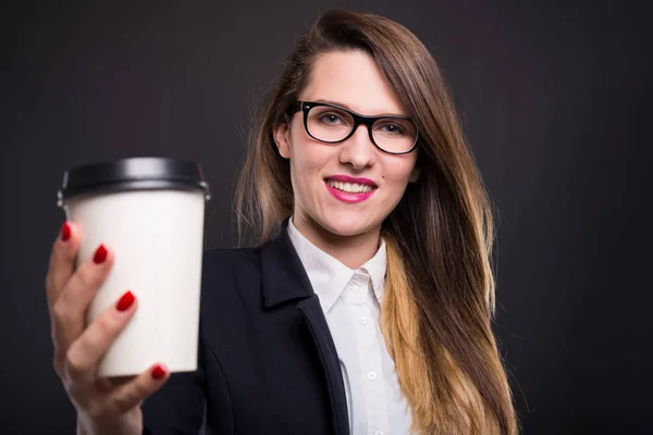 Mujer de negocios sonriente sosteniendo llevar taza de café —  Fotos de Stock