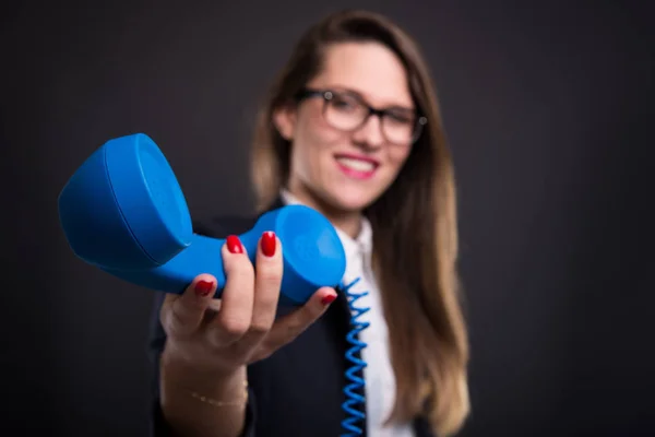 Chica bonita emprendedora pasando receptor de teléfono —  Fotos de Stock