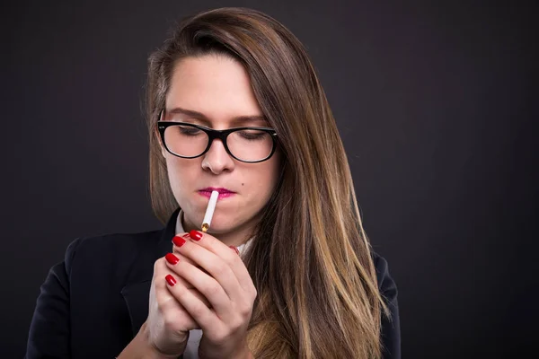 Junge schöne Geschäftsfrau raucht eine Zigarette — Stockfoto