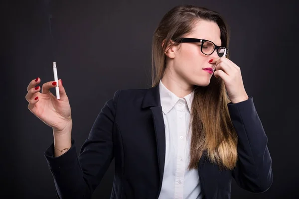 Női manager utálja a szaga a cigaretta — Stock Fotó