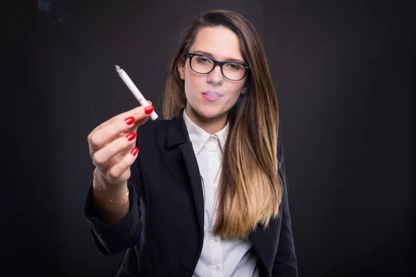 Entspannte Geschäftsfrau, die eine Zigarre mit Ihnen teilt — Stockfoto