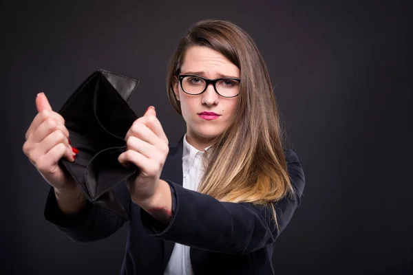 Porträt einer unglücklichen jungen Frau mit leerer Brieftasche — Stockfoto