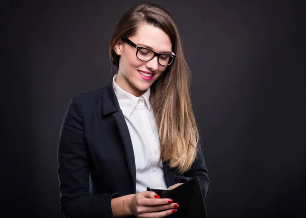 Donna d'affari felice guardando nel suo portafoglio — Foto Stock