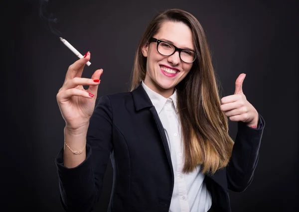 Alegre manager femenino disfrutando y fumando un cigarrillo —  Fotos de Stock