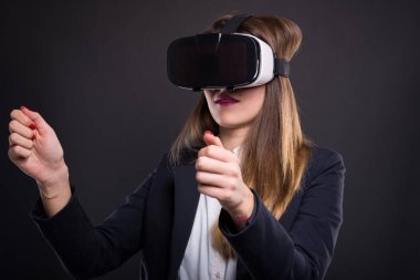Genç kadın Yöneticisi VR gözlük veya gözlük test