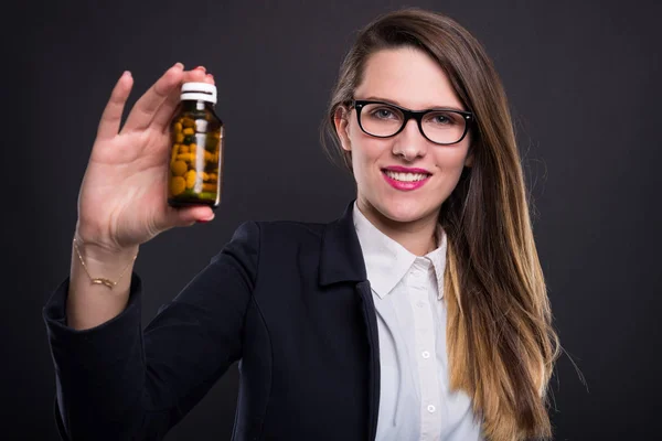 Exitosa gestora femenina mostrando botella de vitaminas —  Fotos de Stock