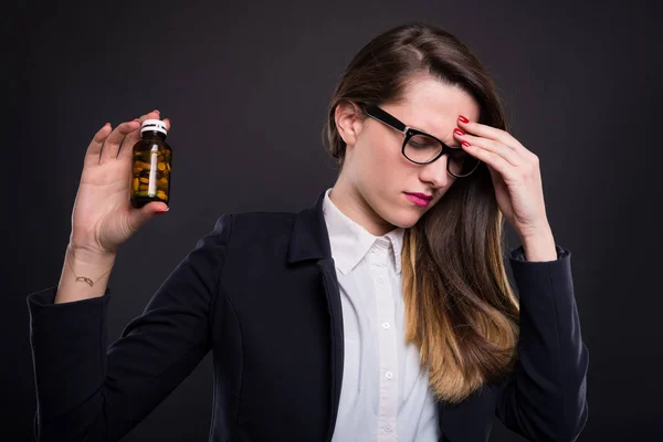 Femme d'affaires malade et fatiguée avec bouteille de pilules — Photo