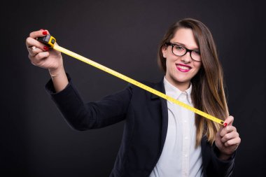 Sarı bir rulet tutan güzel genç tasarımcı