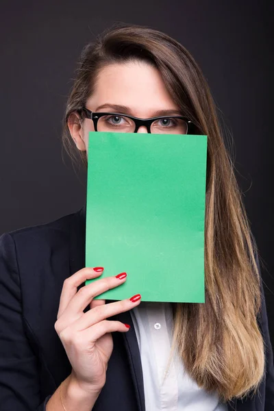 Mooie zakenvrouw met lege vellen papier — Stockfoto