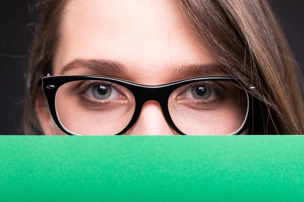 Fecho do empresário feminino com banner de publicidade em branco — Fotografia de Stock