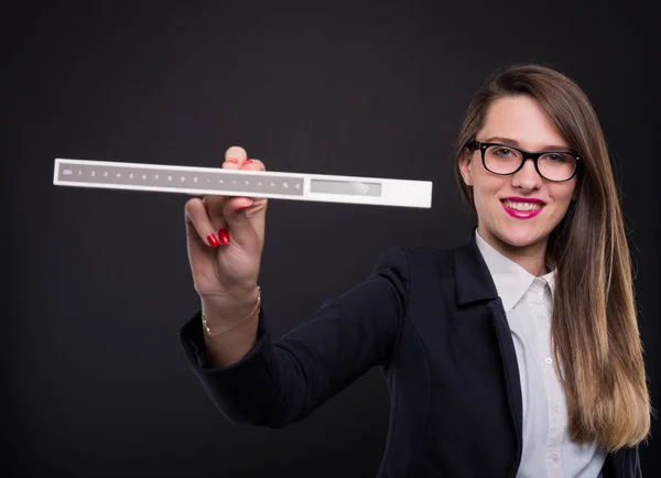 Joven empresaria mostrando regla de medición —  Fotos de Stock