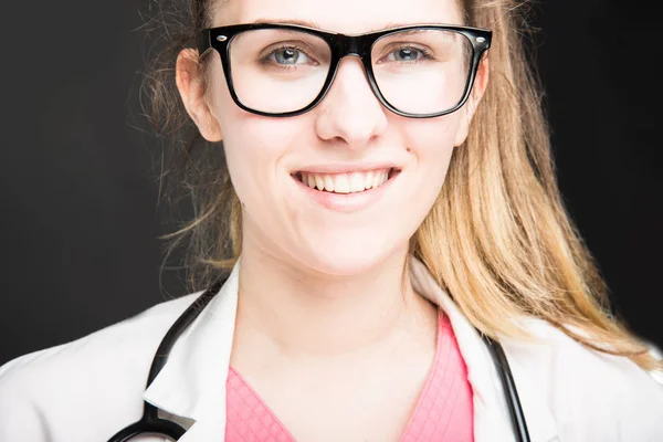 Zbliżenie: atrakcyjna lekarka w okularach — Zdjęcie stockowe