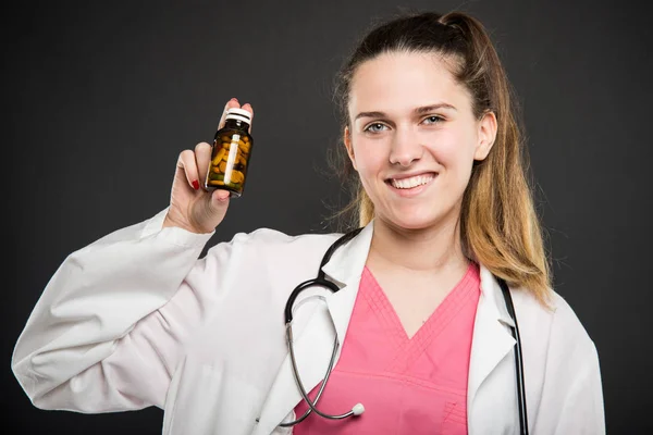 薬の瓶を保持している魅力的な女性医師 — ストック写真