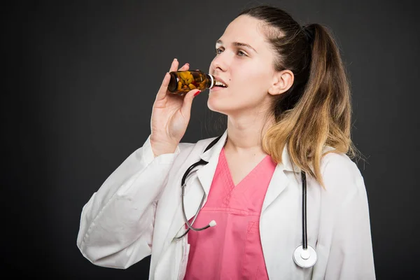 Atractivo médico femenino que toma la botella de pastillas — Foto de Stock