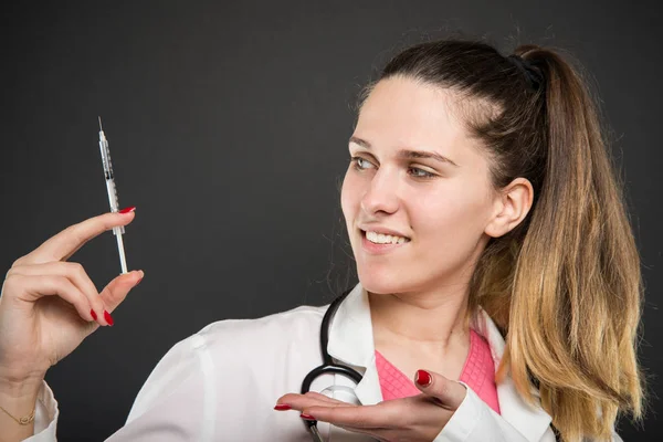 Vue latérale du médecin féminin montrant la seringue — Photo