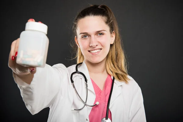 薬の瓶を保持している魅力的な女性医師 — ストック写真