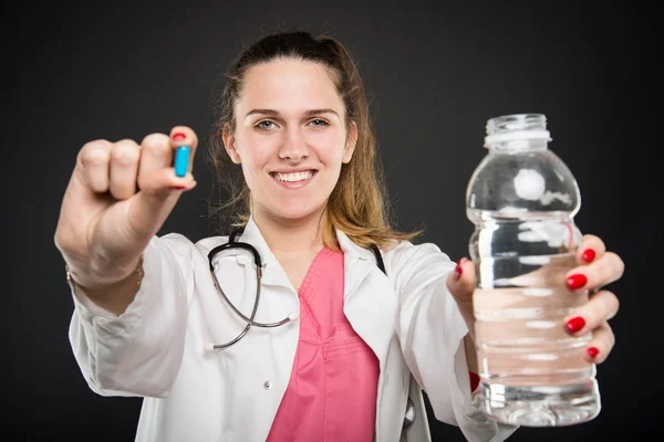 薬や水を保持する女性医師の選択と集中 — ストック写真