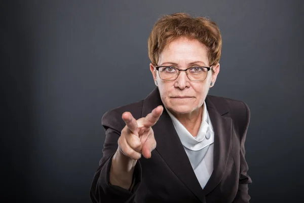 Business senior dame tonen kijken die u gebaar — Stockfoto