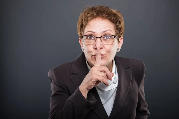 Business senior dame tonen stilte gebaar — Stockfoto
