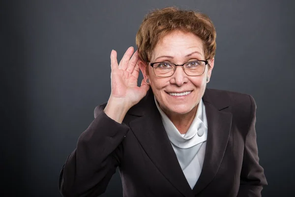 Старшая деловая леди не слышит твоего жеста. — стоковое фото