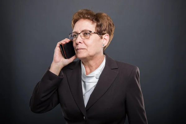 Negócios senhora sênior falando ao telefone — Fotografia de Stock
