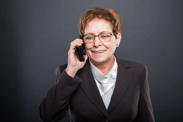 Empresa señora mayor hablando en el teléfono móvil —  Fotos de Stock