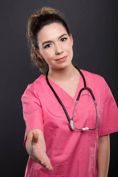 Portret atrakcyjna pani doktor oferuje dłoń potrząsać — Zdjęcie stockowe