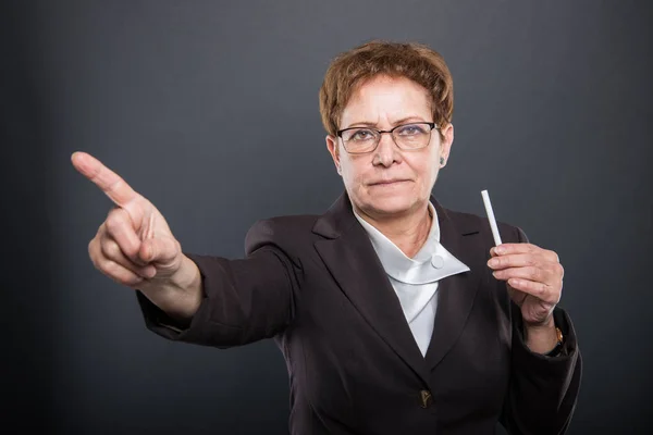 Business senior dame weergegeven: Nee tegen roken — Stockfoto