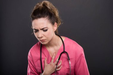 Isı krizi gibi göğüs tutarak Bayan Doktor portresi