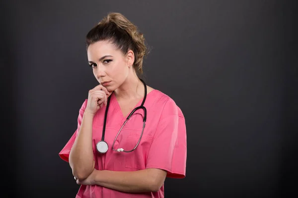 Πορτρέτο της γυναικείος γιατρός σκέφτεται χειρονομία — Φωτογραφία Αρχείου