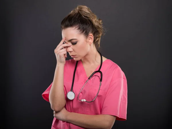 Ritratto di attraente signora medico tenendo la testa come male — Foto Stock