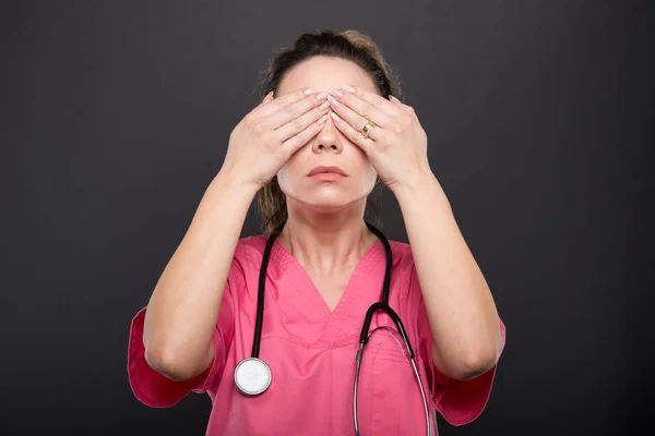 Retrato de la doctora cubriendo los ojos como no ver — Foto de Stock