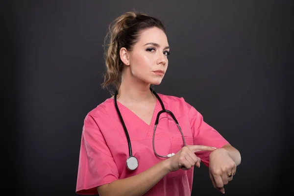 Πορτρέτο της γυναικείος γιατρός δείχνει είναι αργά χειρονομία — Φωτογραφία Αρχείου