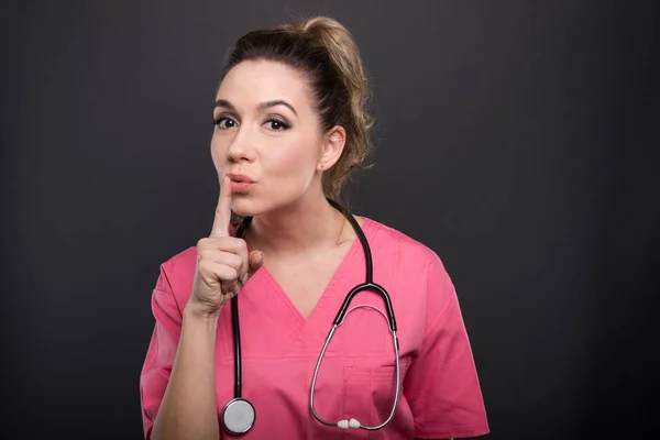Portret atrakcyjna pani doktor pokazuje gest ciszy — Zdjęcie stockowe