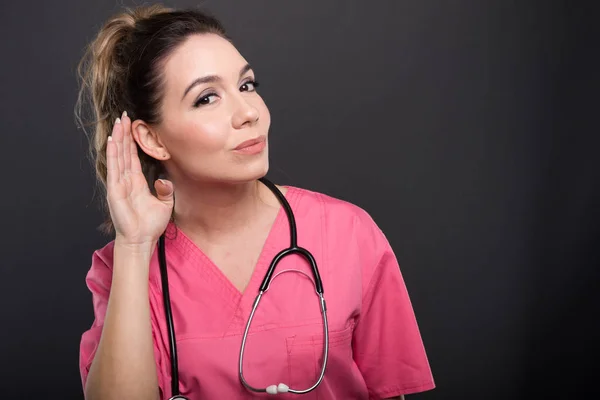 Πορτρέτο του ελκυστική γυναίκα γιατρός δείχνει δεν μπορούν να ακούσουν χειρονομία — Φωτογραφία Αρχείου
