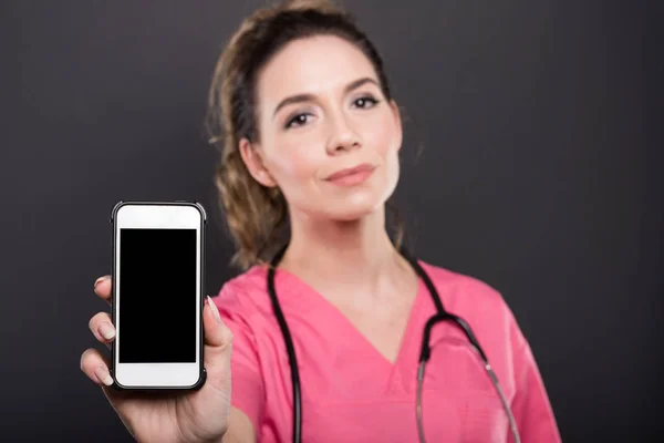 Selektiver Fokus einer Ärztin mit schwarzem Bildschirm-Smartphone — Stockfoto