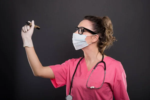 マルとマスク書面を着て魅力的な女性医師の肖像画 — ストック写真