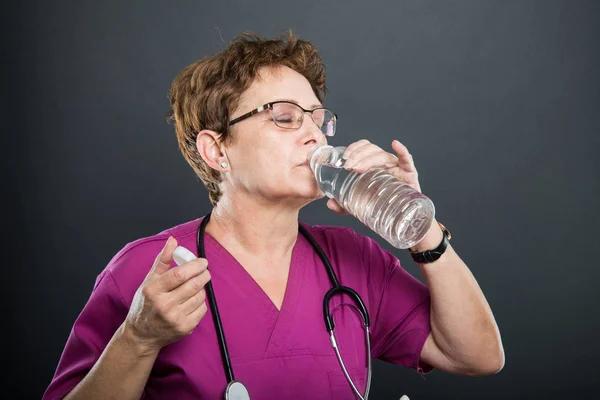 Portrét starší dáma doktor pitné vody — Stock fotografie